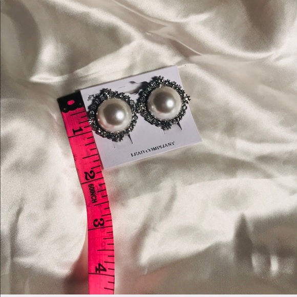 Pearl Rhinestone Earrings ✨ - Picture 4 of 4